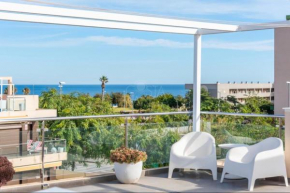 LUXURY APT with SEAVIEW ROOF NEAR THE BEACH